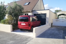 Garage accolé en béton enduit